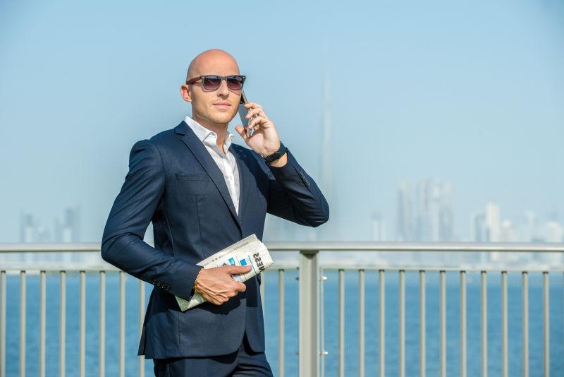 桥边正在打电话的商人