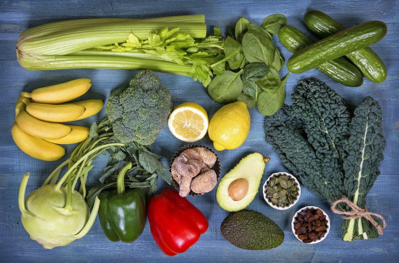 木桌上的一些绿色的蔬菜和水果