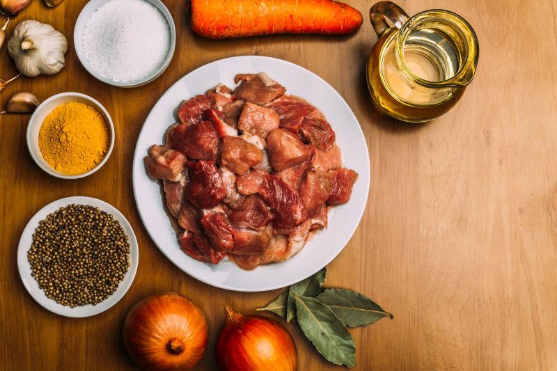 桌子上的烹饪食材和调味品