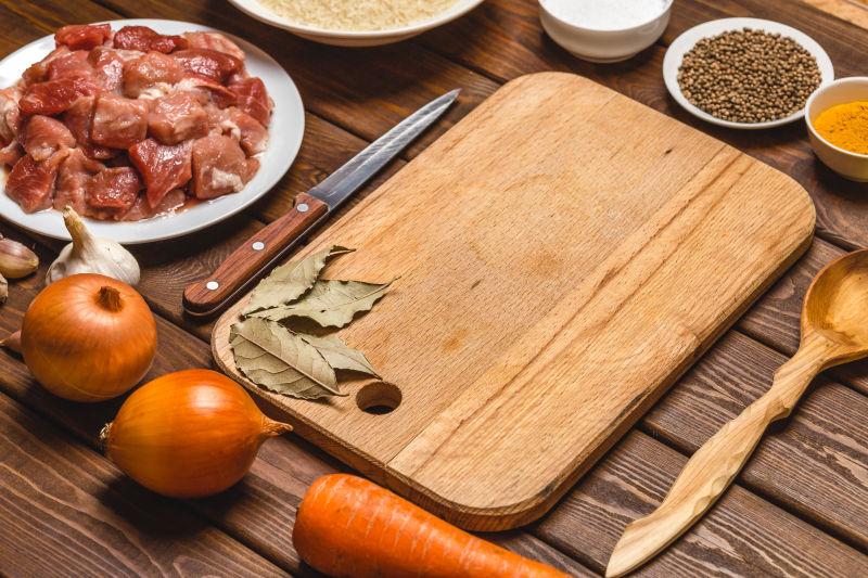 桌子上的切割案板和食材