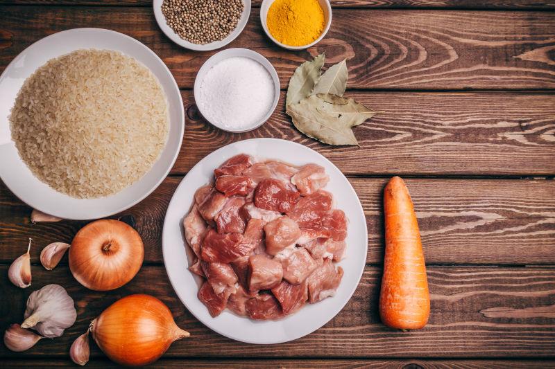 木桌面上的食材和香料