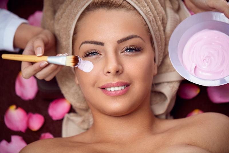 微笑的美女在做面部护理