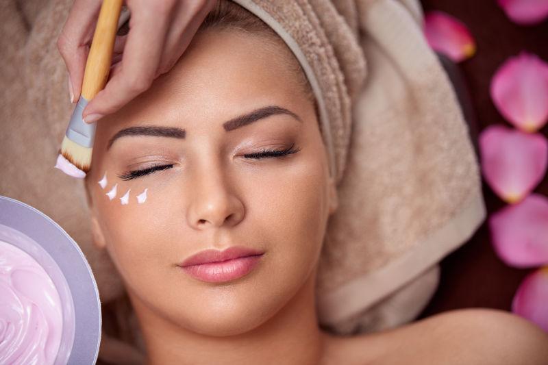 美容美肤的治疗的女人