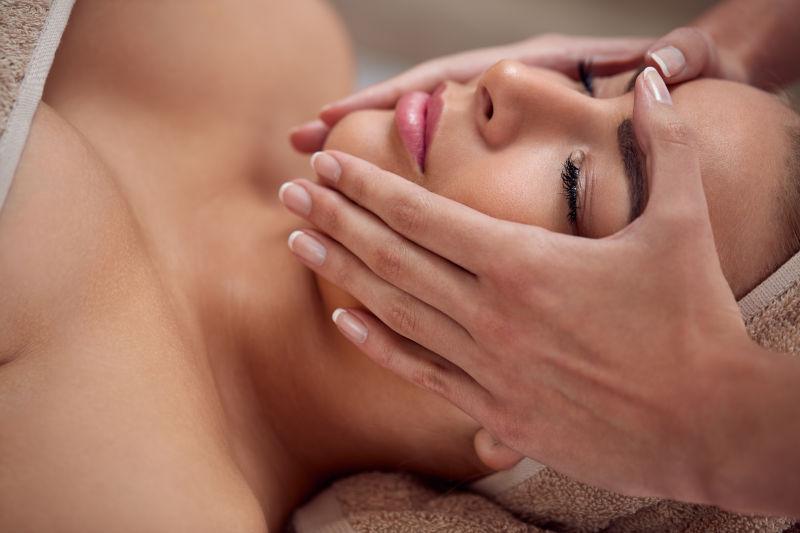 在美容院做面部护理的女人