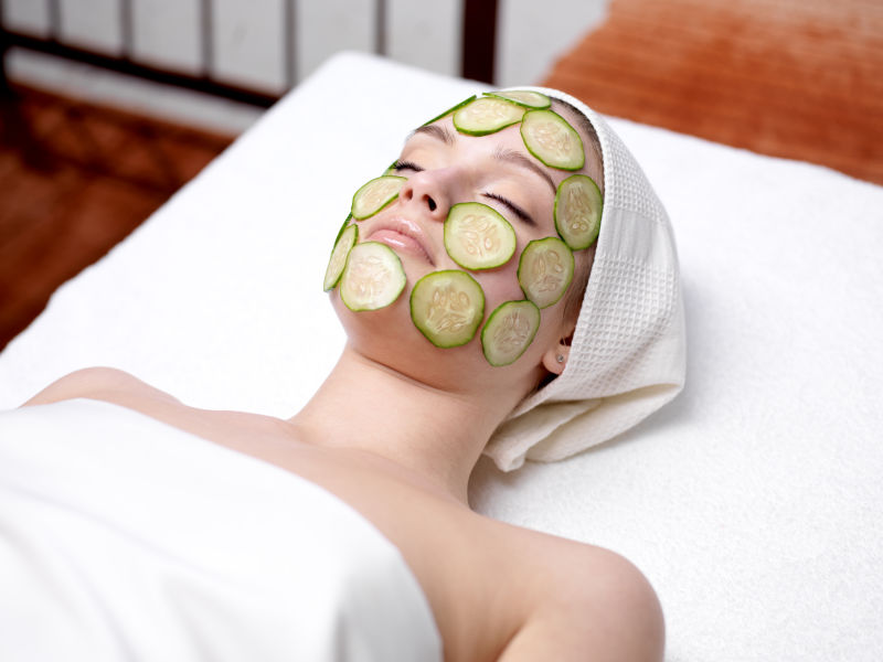 享受着皮肤护理的美女