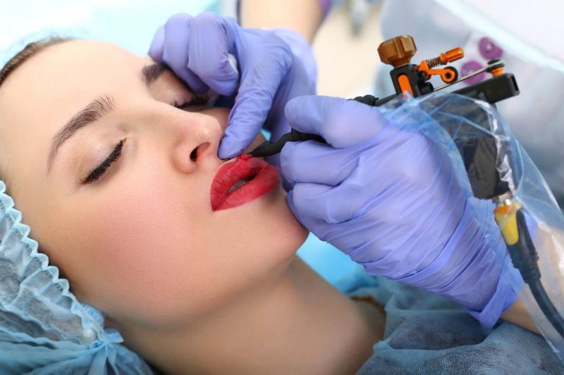 进行嘴唇微整的美女