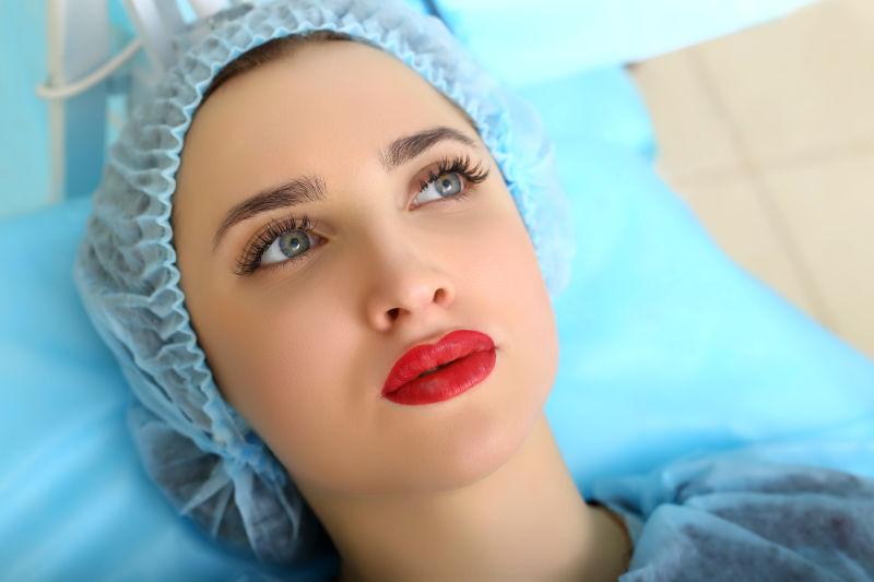 美女的火红的嘴唇