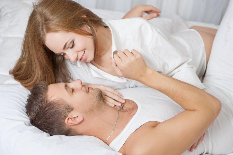 年轻夫妇的床上诱惑