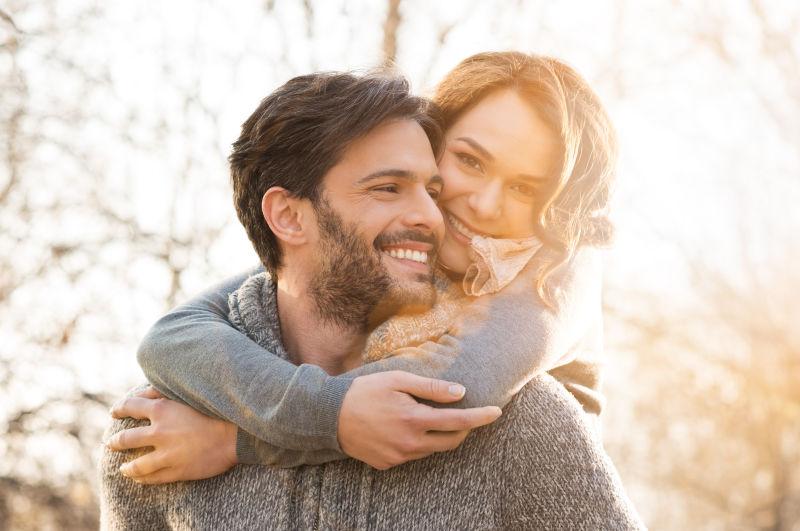 微笑的男人背着女人