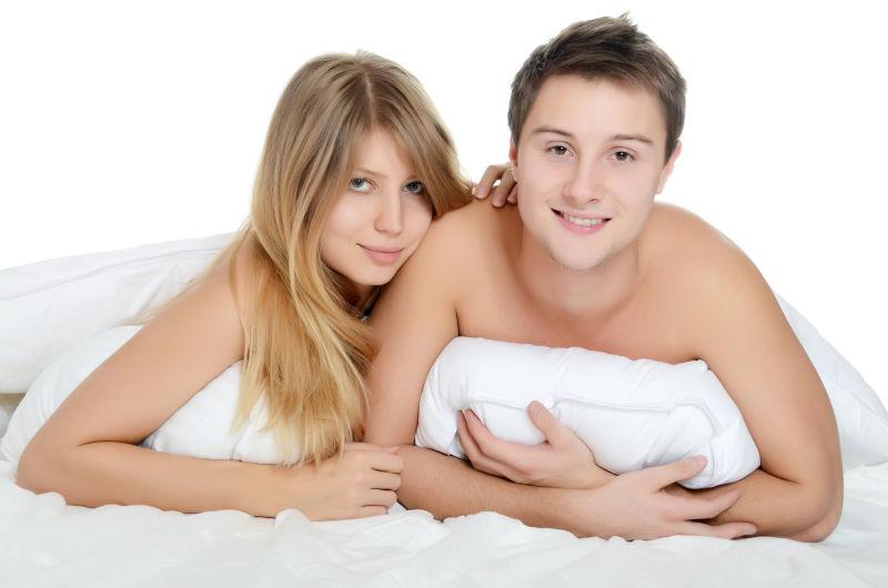 一对躺在床上的甜蜜恋人