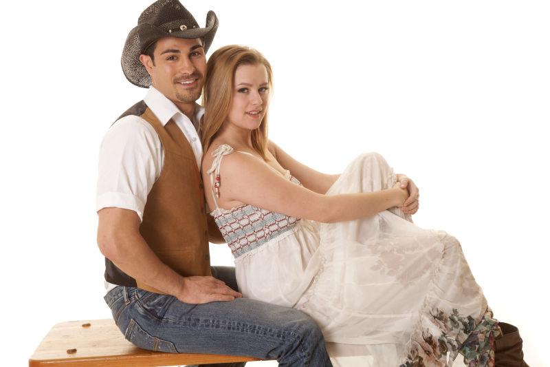 甜蜜的一对夫妇坐在长凳上