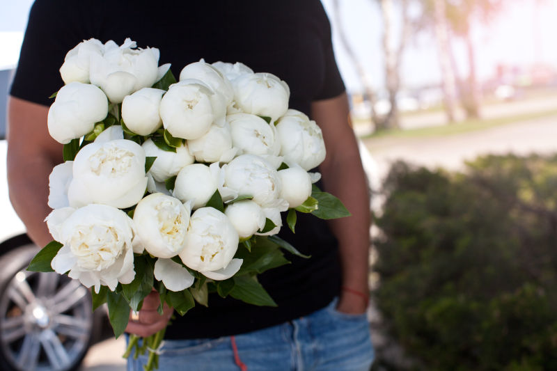 手中的白色花束