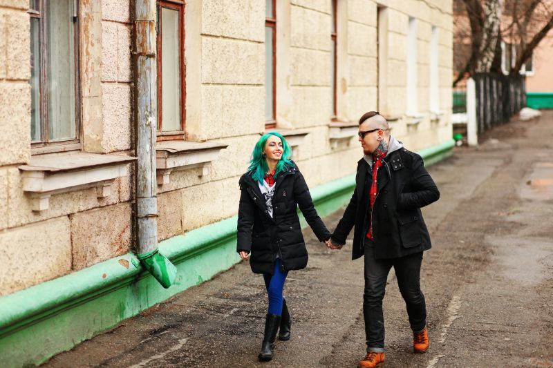 牵着手一起走的年轻情侣