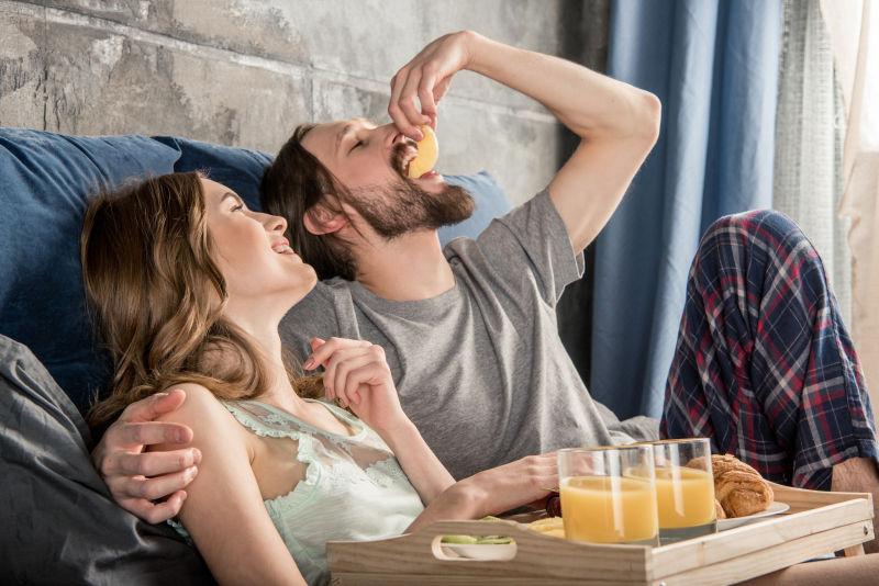 床上吃早餐的夫妇