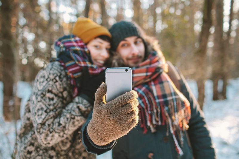 冬季树林中的自拍