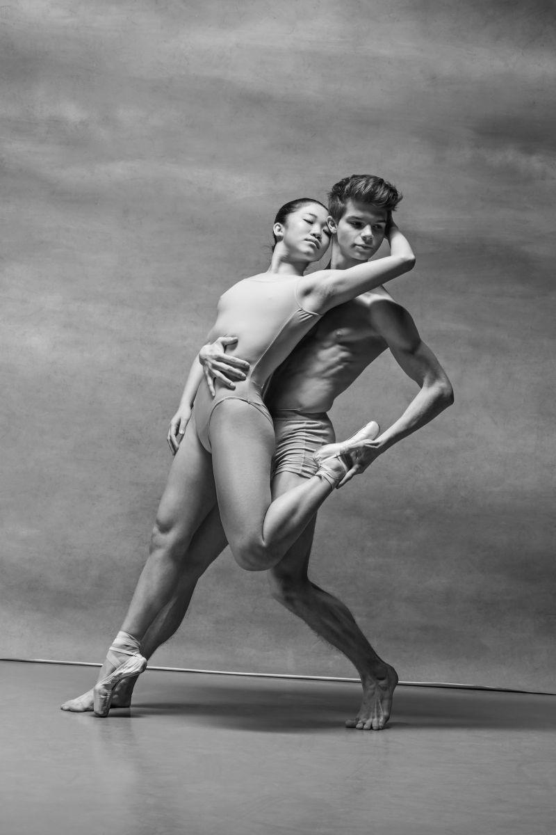 灰色背景下的芭蕾舞者