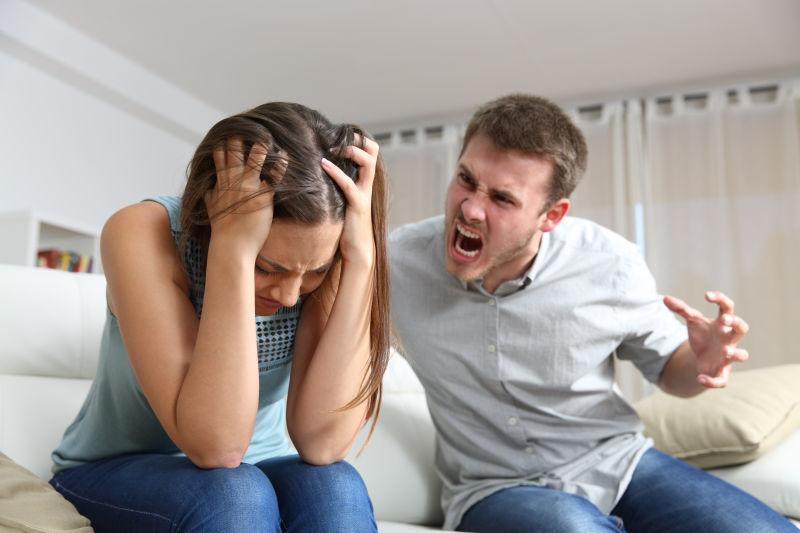 丈夫对着害怕的妻子大喊大叫