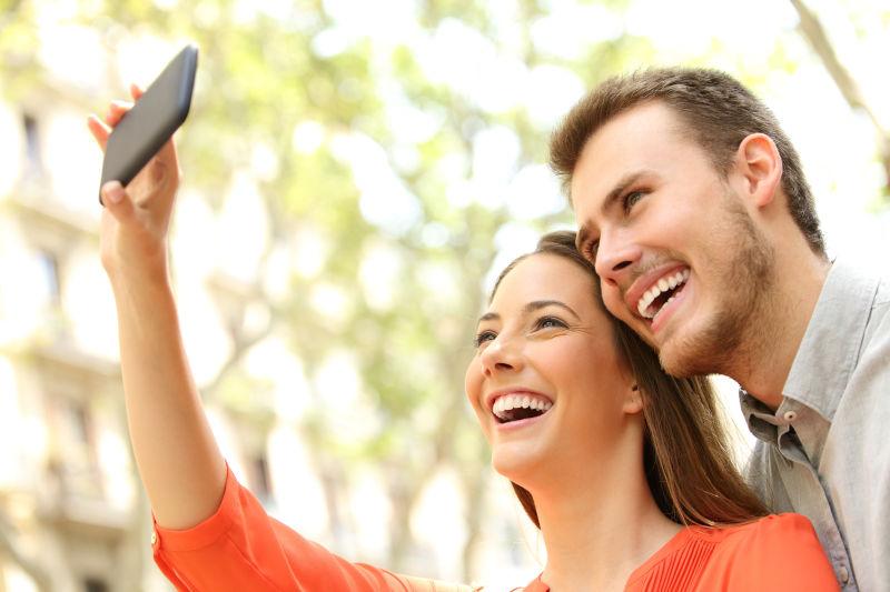 在街上自拍的幸福情侣