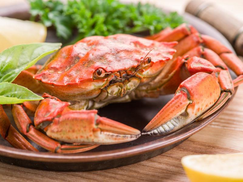 煮蟹与柠檬和草药