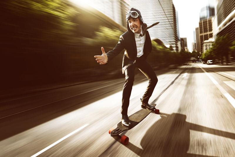 商人在街道上滑滑板