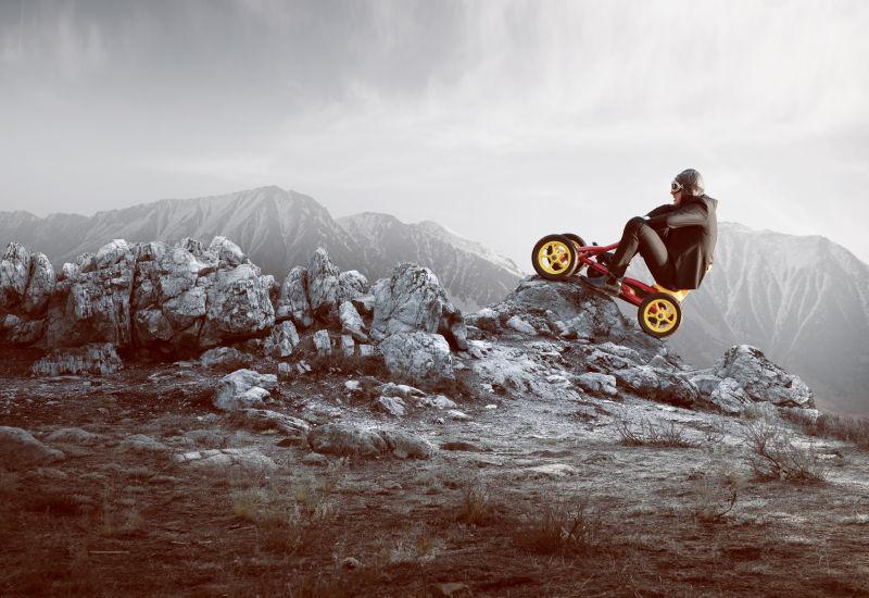 商人在玩山地脚踏车