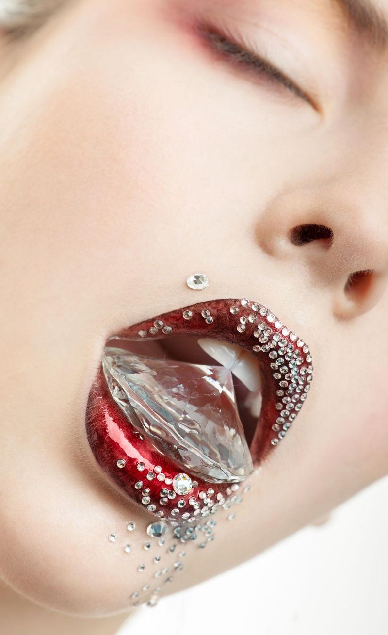 红唇美女嘴里的水晶