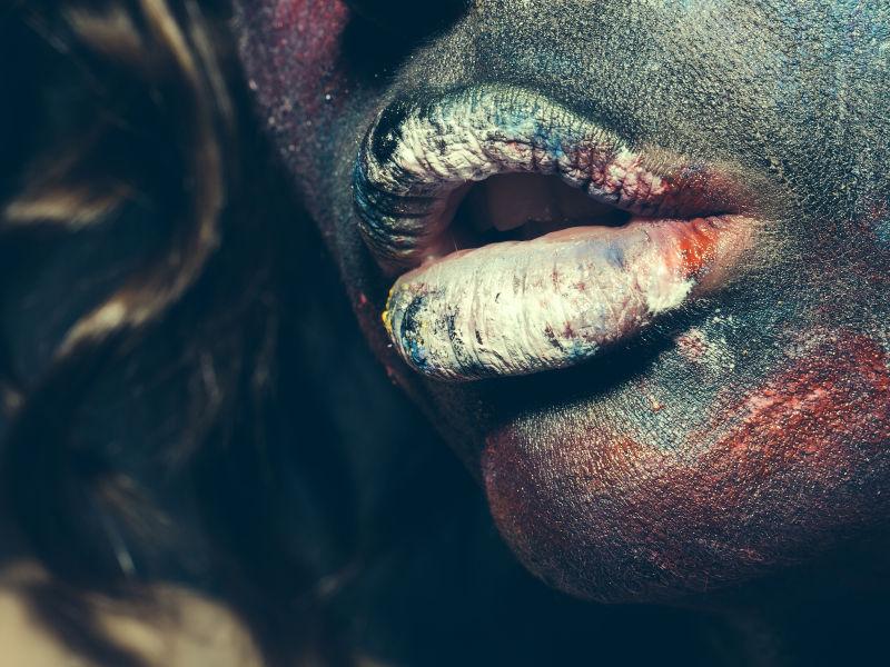 干裂的女性嘴唇