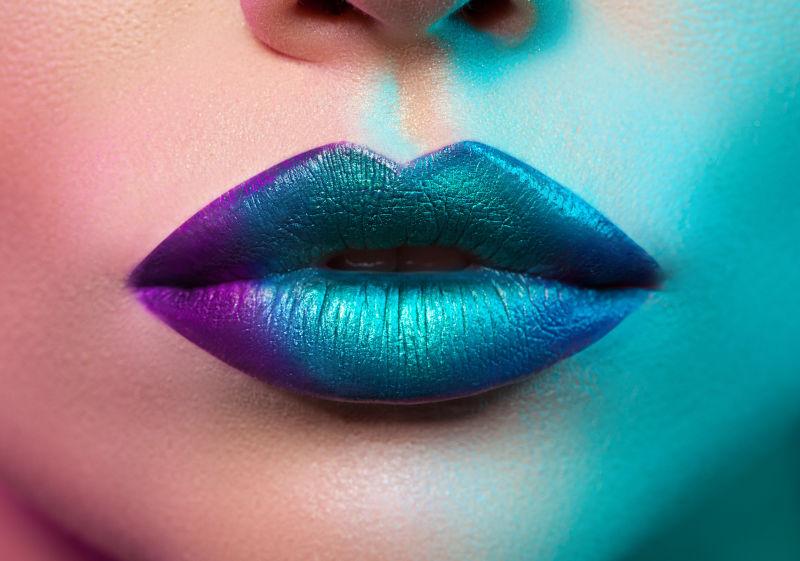 青春时尚的女人彩色嘴唇