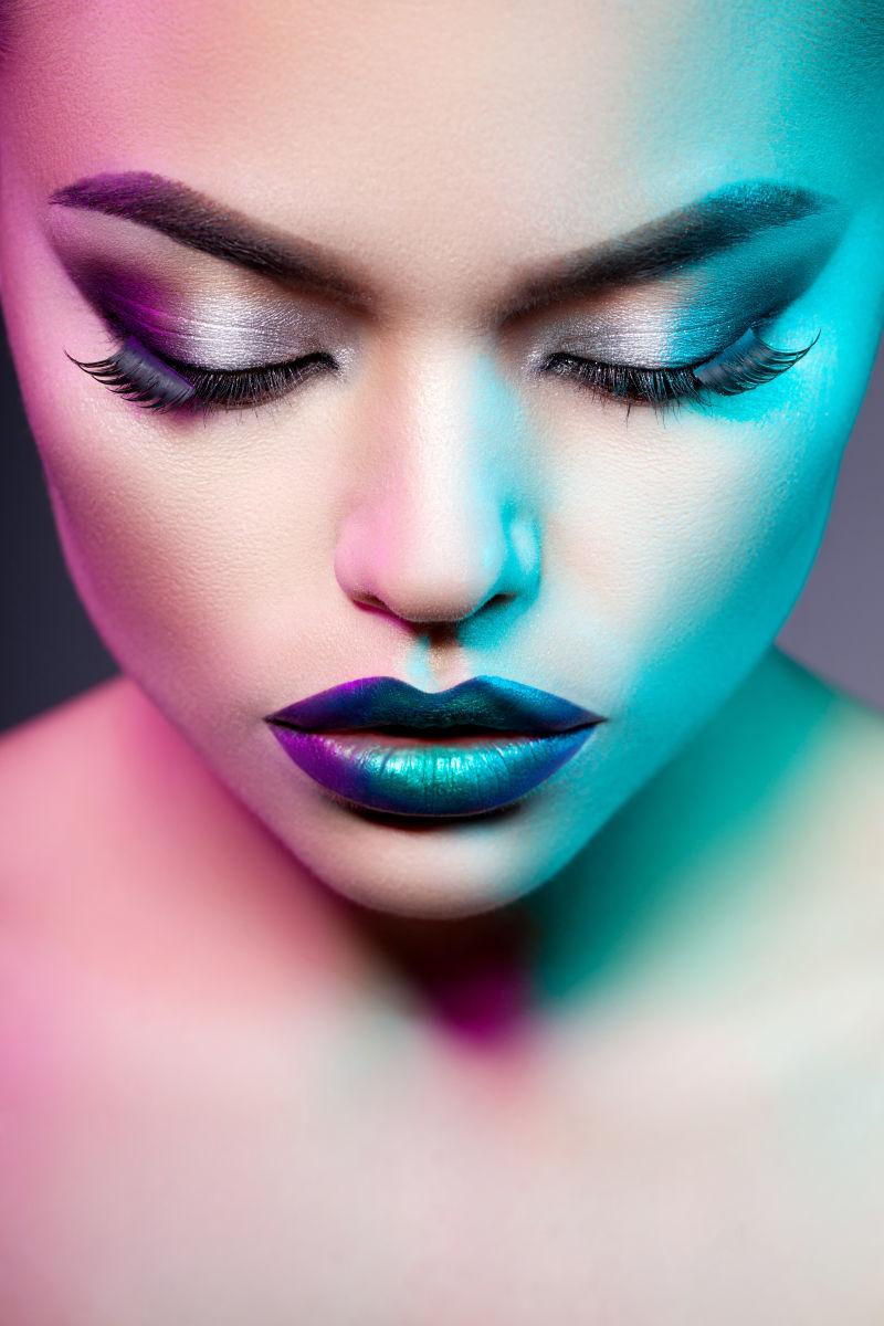 时尚色彩缤纷的女人的脸部特写