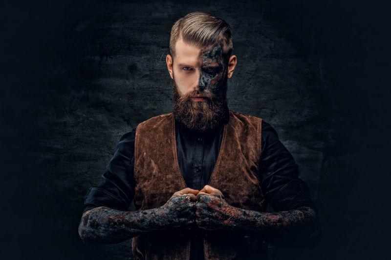 一个烧着了妆的男人