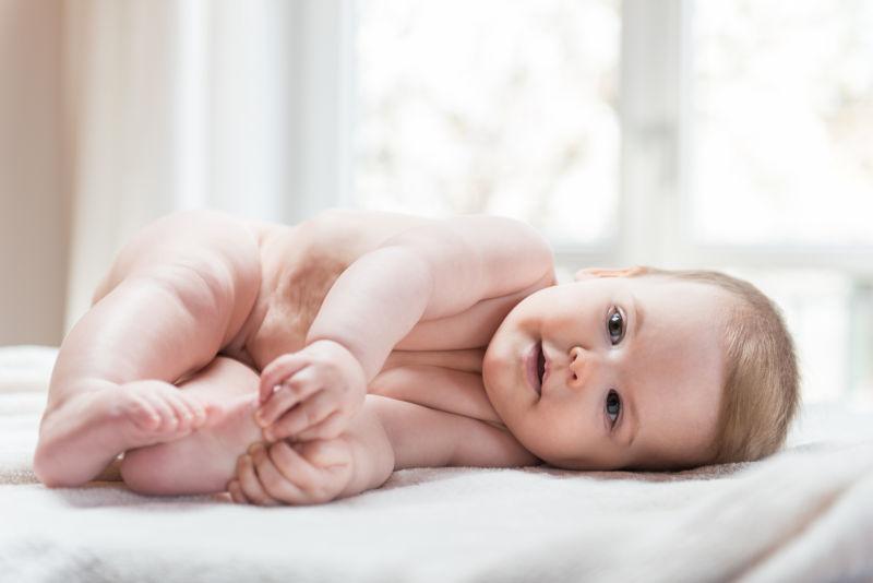 侧躺着的胖乎乎的小女孩