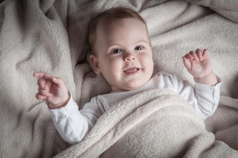 躺在微笑的小宝宝