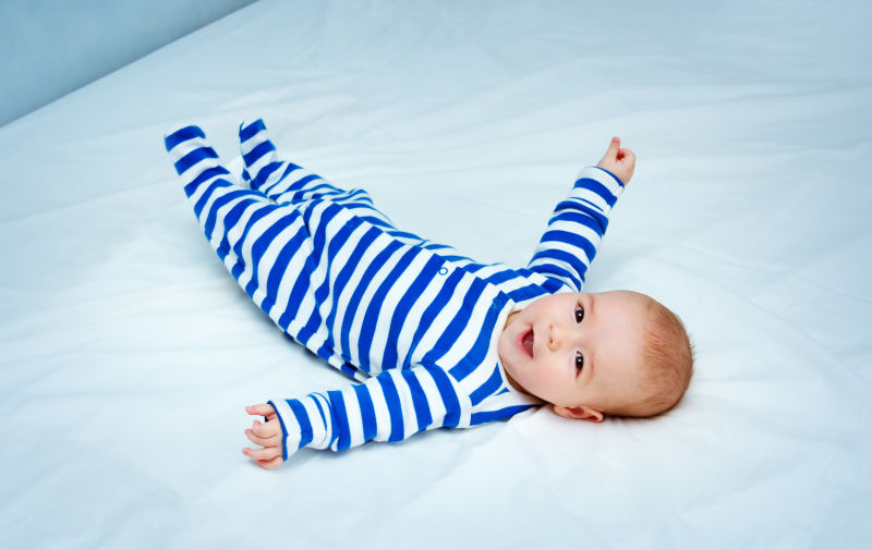 穿着蓝白条纹的宝宝