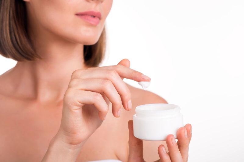 在白色背景上夹着乳酪罐的年轻女子