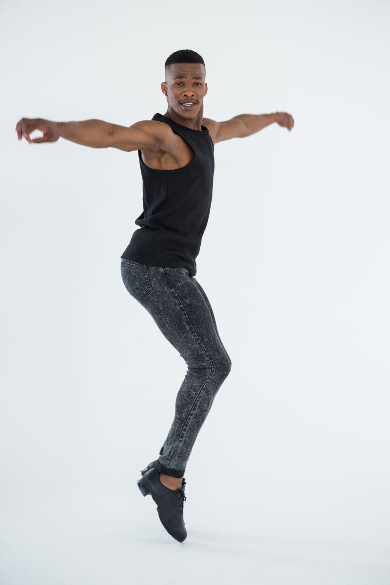 踢踏舞者练习舞蹈