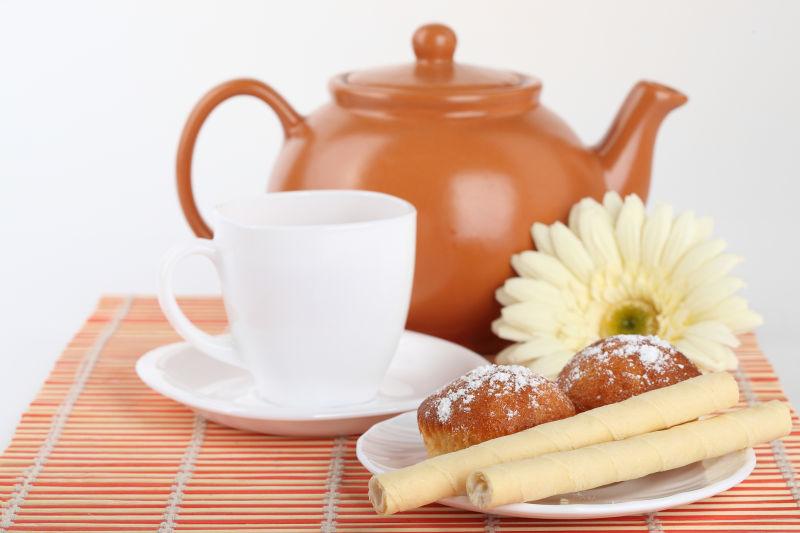 桌子上的茶壶和甜点