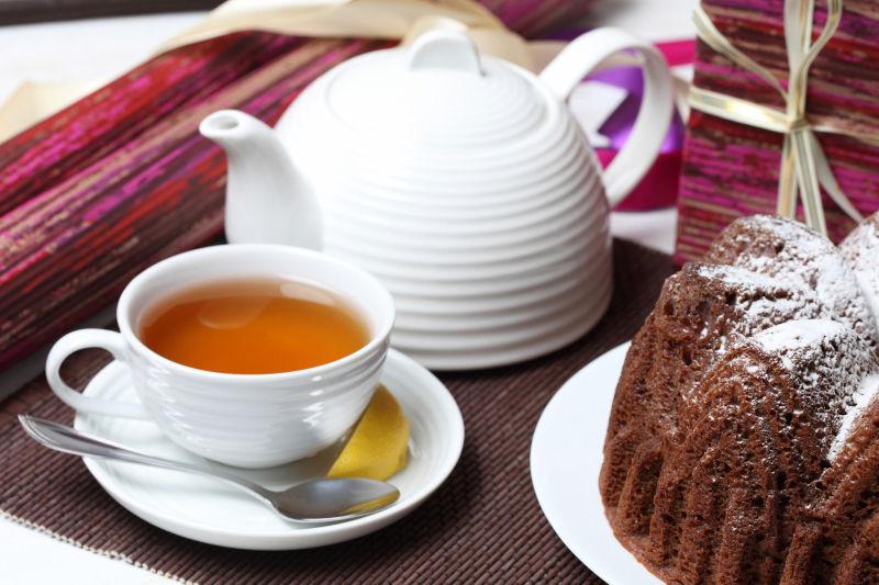 托盘里的红茶和蛋糕