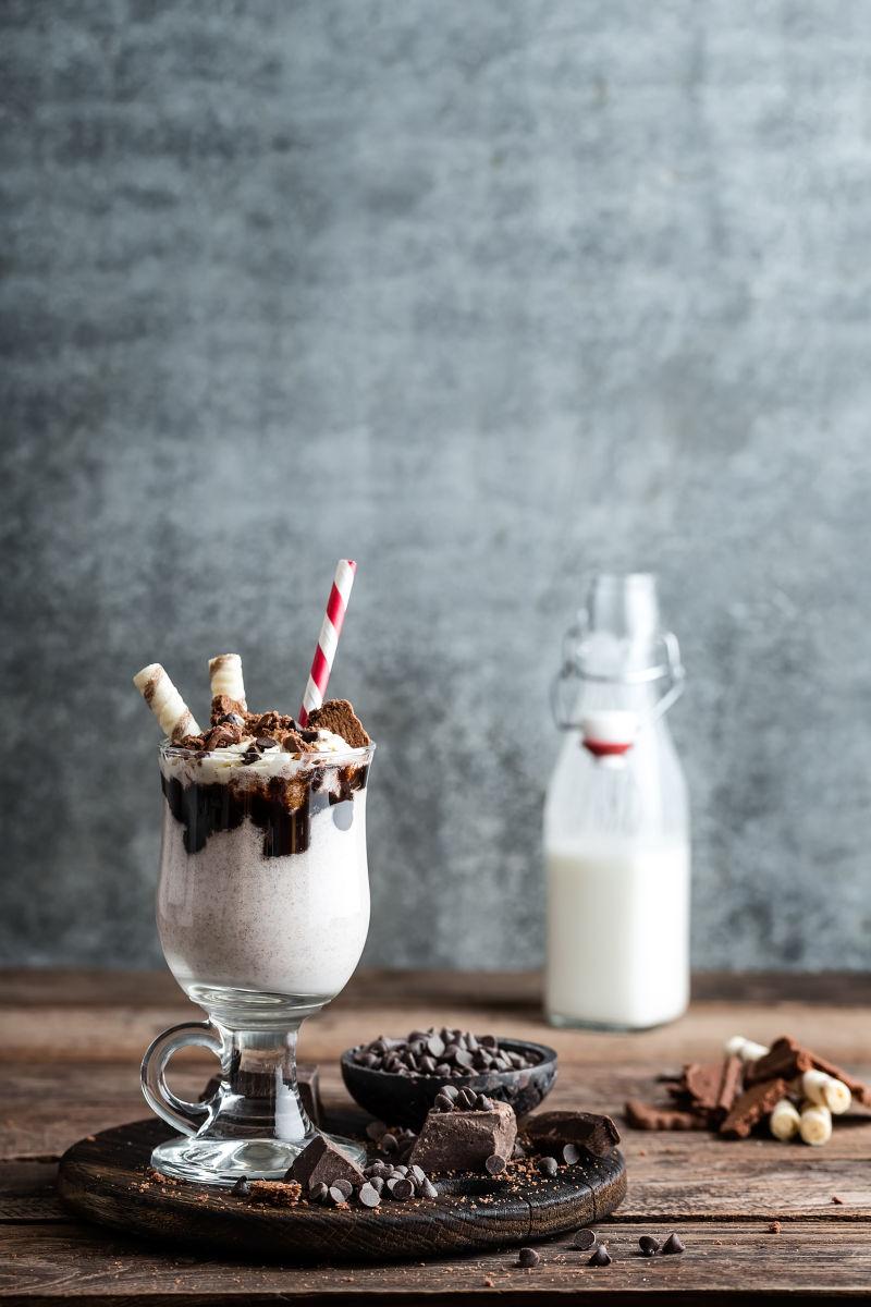 木桌上美味的奶昔巧克力冰淇淋