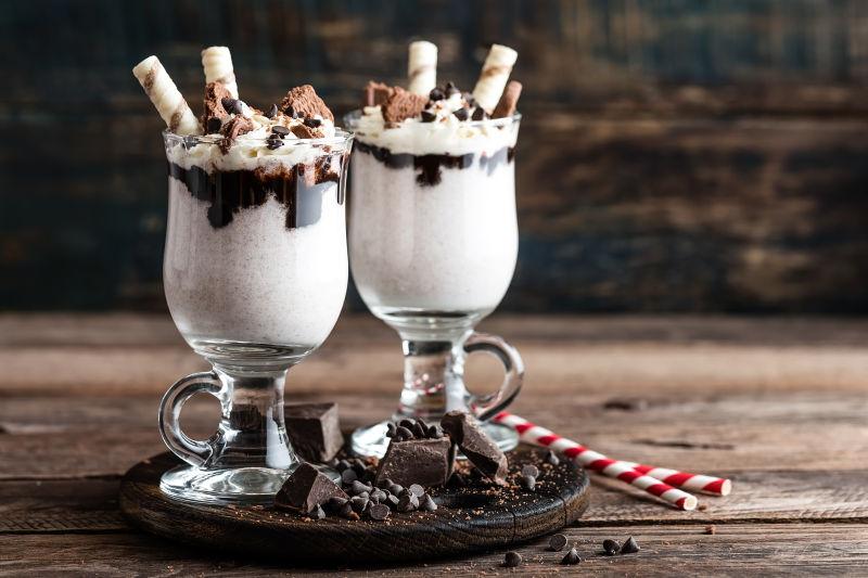 木桌上两杯美味奶昔巧克力冰淇淋