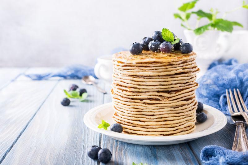 蓝莓煎饼在木桌上