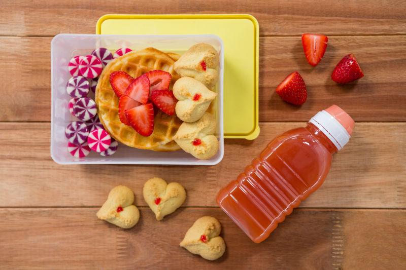 午餐盒里的甜食和果汁