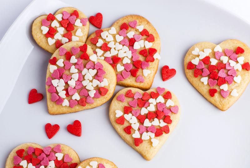 白色盘子里的心形饼干