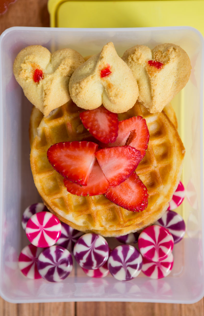 盒饭中的各种甜食