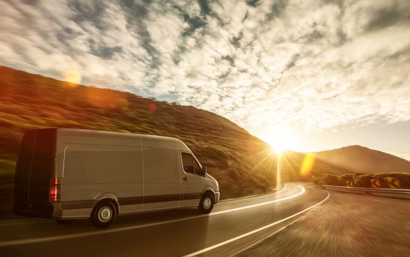 车在高速公路上