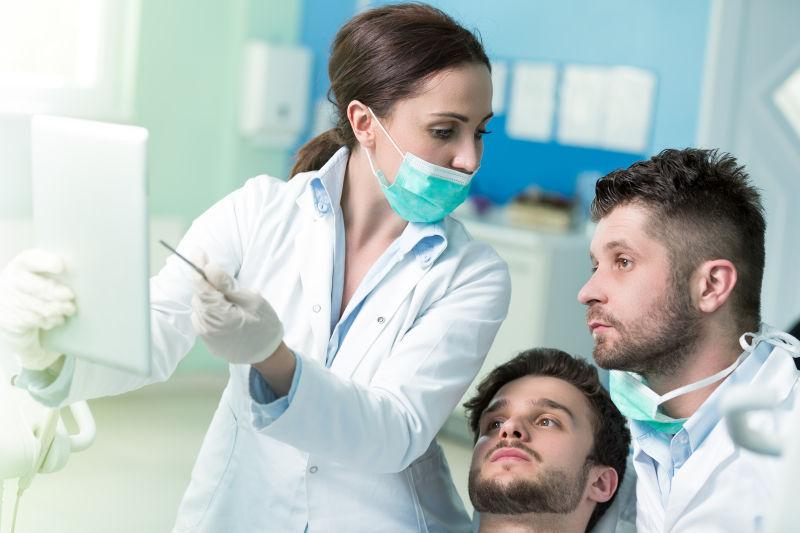 牙医正在给学生讲解