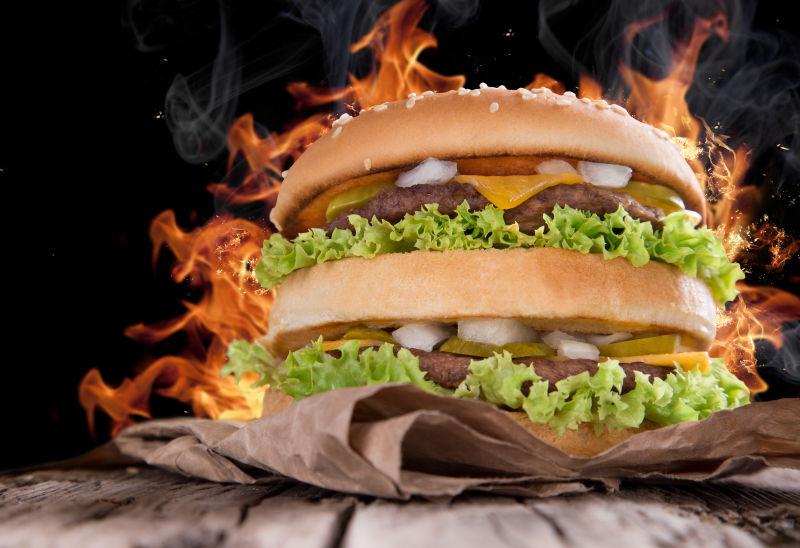 美味的双层汉堡