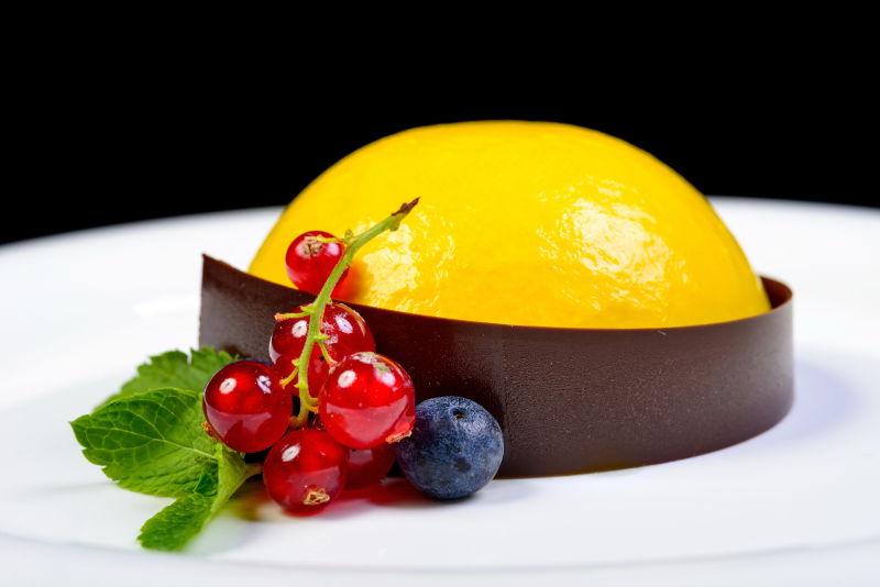 白色盘中的美味甜点