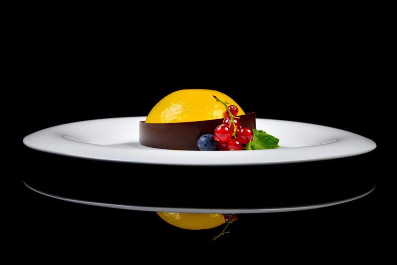 黑色背景中美味甜点