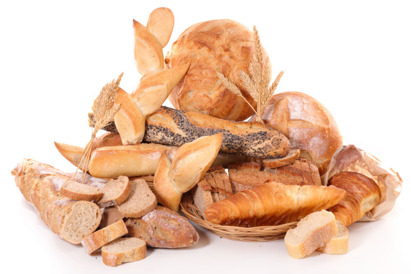 白色背景下的小麦面包