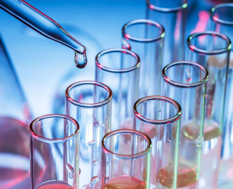 使用滴管向排列整齐的试管中滴入液体